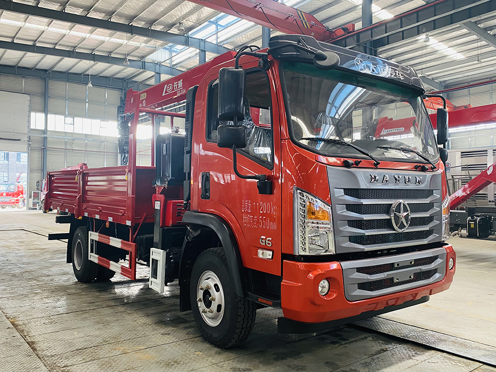 國(guó)六大運(yùn)單橋長(zhǎng)威5噸四節(jié)直臂隨車吊